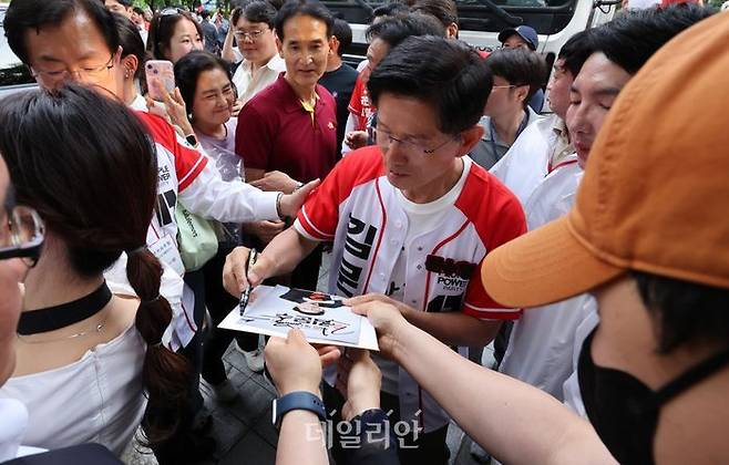 김문수 국민의힘 대선 후보가 1일 서울시 마포구 경의선광장에서 열린 유세에서 지지를 호소하고 있다. ⓒ데일리안 방규현 기자