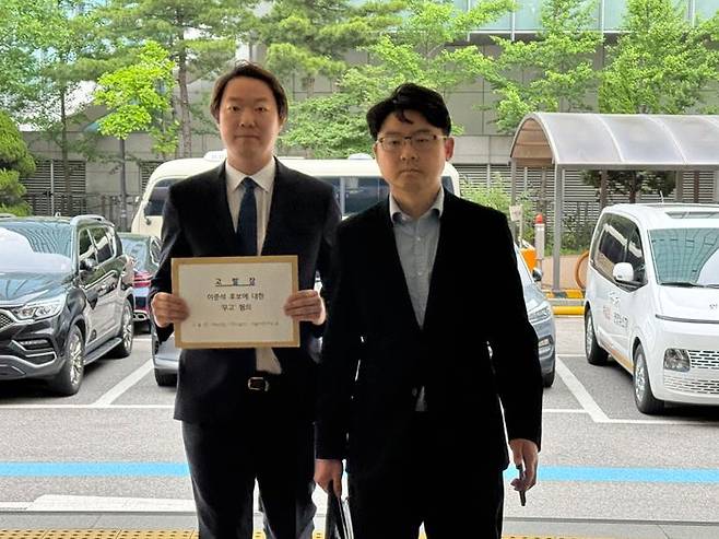 개혁신당 공명선거본부 하헌휘 부본부장(오른쪽)과 정재원 변호사가 지난달 31일 이준석 개혁신당 대선 후보가 TV 토론에서 인용한 여성 신체 관련 폭력적 표현을 두고 허위 사실 공표라며 고발한 더불어민주당과 사법정의바로세우기시민행동 등을 무고 혐의로 고발하기 위해 서울 영등포경찰서로 향하고 있다. ⓒ개혁신당