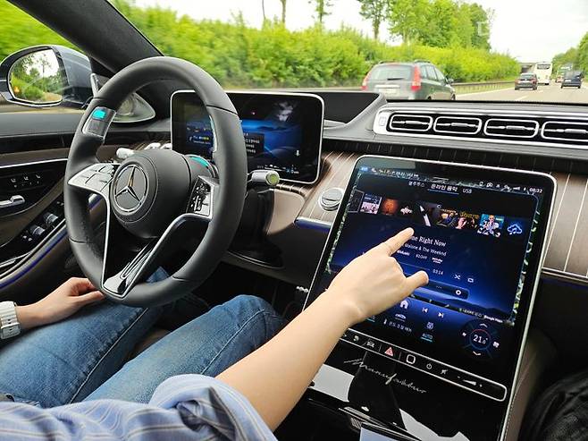 더 뉴 메르세데스-벤츠 S-클래스 드라이브 파일럿이 활성화된 상태에서 음악을 검색하고 있다. ⓒ데일리안 정진주 기자