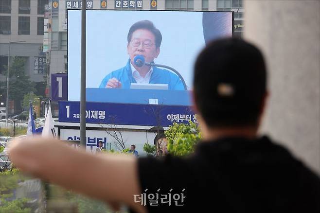 지난달 31일 오후 세종 나무그늘광장에서 시민들이 이재명 더불어민주당 대선 후보의 선거유세를 지켜보고 있다. ⓒ데일리안 홍금표 기자