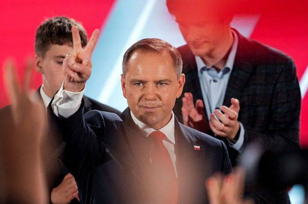 1일(현지시간) 실시된 폴란드 대선에서 승리한 카롤 나브로츠키 후보가 2일 지지자들에게 ‘손가락 V’를 그려보이고 있다. ⓒ 로이터/연합뉴스