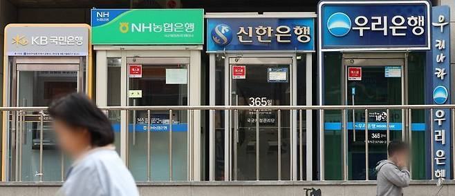 서울 시내의 ATM 앞으로 시민이 지나가고 있다. ⓒ연합뉴스
