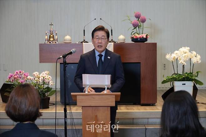 더불어민주당 이재명 대선 후보가 2일 오후 경기도 성남 주민교회에서 열린 기자회견에서 취재진의 질문에 답하고 있다. ⓒ데일리안 홍금표 기자