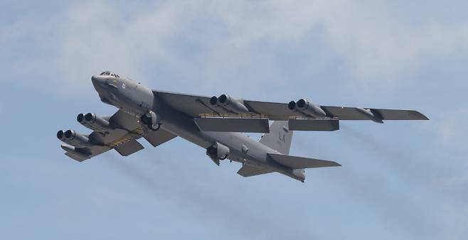 지난달 29일(현지 시간) 미 본토에서 괌 앤더슨 기지로 전진 배치된 미 공군의 B-52 전략폭격기가 기지 상공에서 비행훈련을 하고 있다. 사진 출처 미 태평양공군사 홈페이지