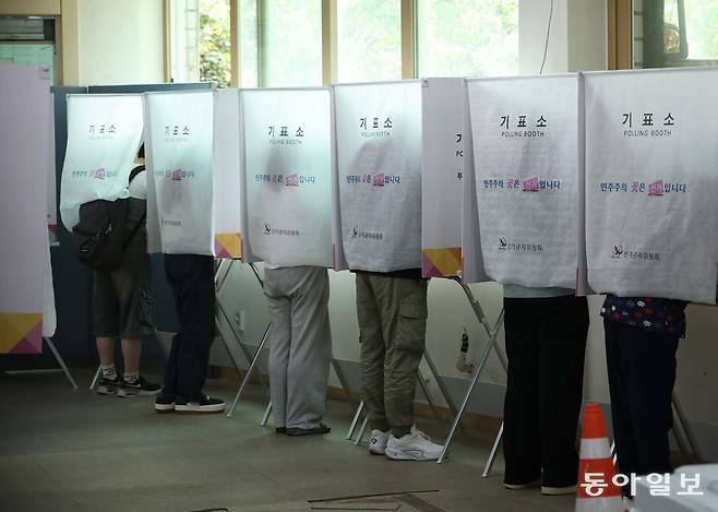 사전투표 마지막 날인 5월 30일 오전 서울 신촌 사전투표소에서 인근 대학생 등 유권자들이 줄지어 투표하고 있다.  변영욱 기자 cut@donga.com