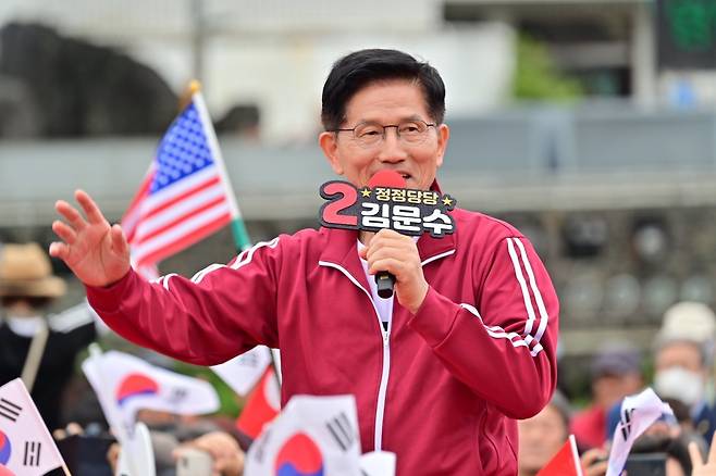 김문수 국민의힘 대통령 후보가 2일 오전 제주시 일도일동 동문로터리에서 열린 유세에서 지지를 호소하고 있다. 뉴스1