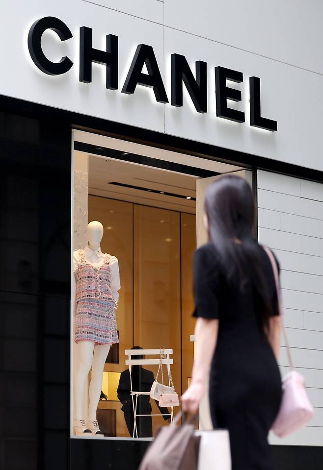 2일 명품 업계에 따르면 샤넬코리아는 이날부터 주얼리와 가방 일부 제품 가격을 기습 인상했다.    22백은 중간 사이즈는 867만원에서 938만원으로, 작은 사이즈는 822만원에서 889만원으로 8.2% 인상된다. 샤넬 뉴미니 클래식 백의 경우, 748만원에서 800만원으로 7% 정도 인상됐다. 클래식 카드지갑의 경우 90만원에서 97만원으로 인상돼 7.7% 정도 가격이 올랐다. 사진은  2일 서울 시내 한 샤넬 매장. 2025.06.02. [서울=뉴시스]