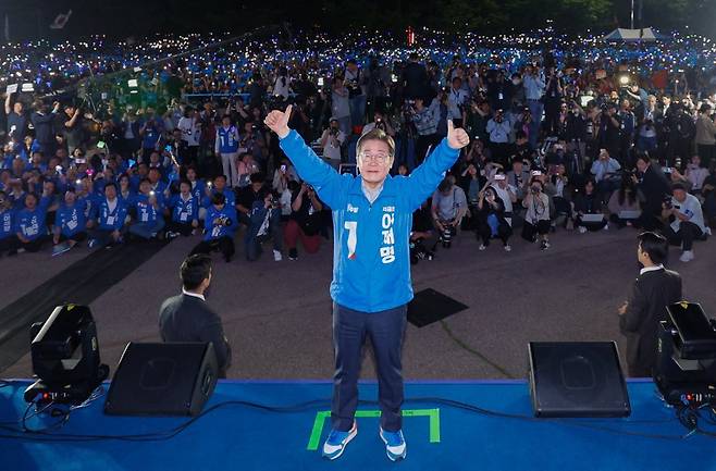 이재명 더불어민주당 대선후보가 2일 오후 서울 영등포구 여의도공원 문화의마당에서 열린 집중유세에서 양손을 들어보이고 있다.(공동취재) 2025.06.02.[서울=뉴시스]