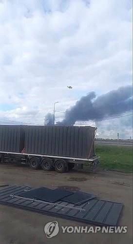 러시아 이르쿠츠크 인근 공군기지에 가해진 우크라이나 드론 공격으로 연기가 피어오르는 모습. [로이터=연합뉴스]