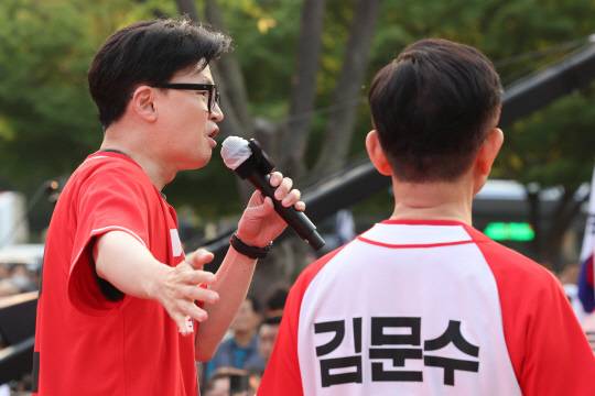 지난 5월26일 국민의힘 제21대 대선 경선 2위 후보였던 한동훈 전 당대표가 김문수 당 대선후보의 서울 도봉구 방학사거리 집중유세에 동참해 연설하고 있다.<공동취재·연합뉴스 사진>