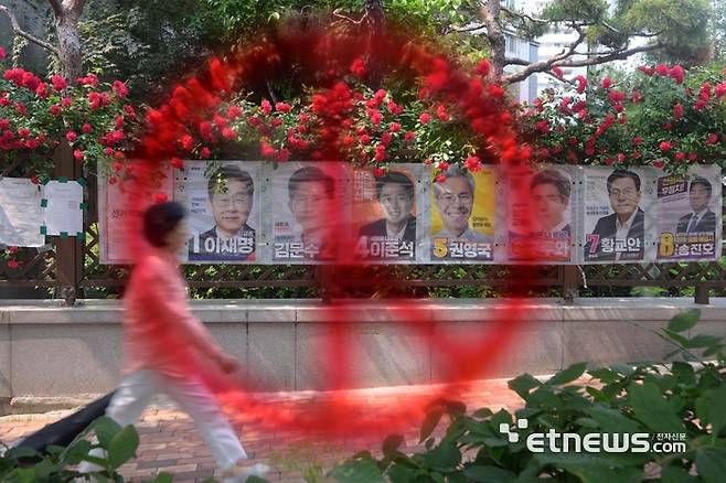 제21대 대통령 선거의 날이 밝았다. 대한민국의 운명이 걸린 투표는 오전 6시부터 오후 8시까지 진행된다. 시민들이 서울 시내에 걸린 대통령선거 벽보 앞을 지나고 있다. 김민수기자 mskim@etnews.com