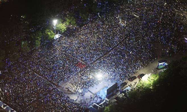 대선을 하루 앞둔 2일 서울 여의도공원 문화의마당에서 열린 더불어민주당 이재명 대선후보의 집중유세에 모인 시민들이 응원봉을 흔들며 환호하고 있다. 연합뉴스