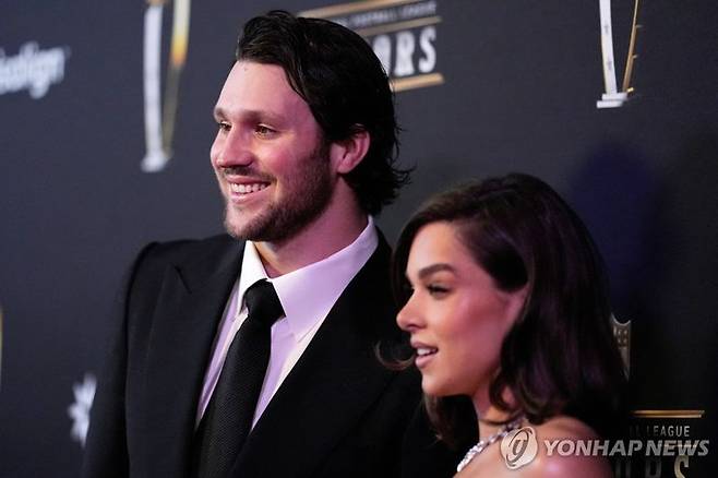 에일리 스테인펠드(오른쪽)과 조쉬 앨런이 최근 한 공개 석상에서 자신들의 관계를 밝히고 있다. 연합뉴스