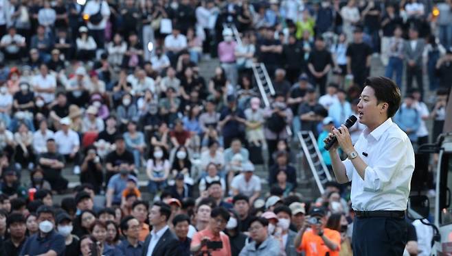 이준석 개혁신당 대통령 후보가 지난 1일 오후 서울역 광장에서 시민들에게 지지를 호소하고 있다. 뉴스1