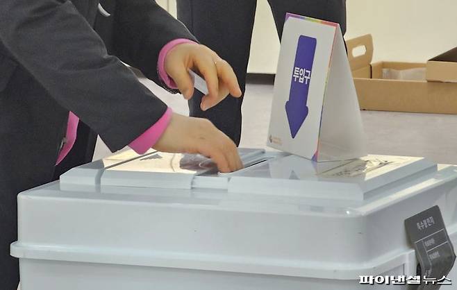 한 시민이 투표함에 투표지를 넣고 있는 모습. 투표함 측면에 개표 전까지 아무나 함부로 열 수 없도록 하는 특수봉인지가 붙어 있다. (사진은 사건 내용과 직접적인 관련은 없음) 사진=변옥환 기자