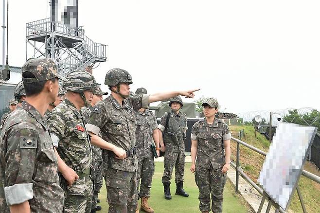 김명수 합참의장이 1방공여단 방공진지에서 저고도로 침투하는 적 유·무인기에 대비한 방공작전태세를 점검하며 작전지도를 하고 있다. 합참 제공