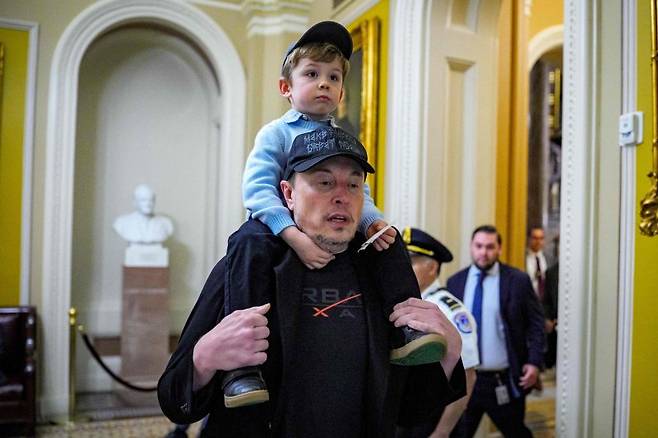 일론 머스크가 지난달 21일(현지시간) 미국 워싱턴DC 연방 의회 의사당에서 열린 상원 상업과학교통위원회에 아들 X와 입장하고 있다.AFP연합뉴스