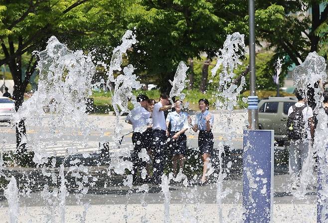 무더운 날씨를 보인 지난달 14일 부산 남구 국립부경대학교 대연캠퍼스 내 한어울터 분수대가 가동돼 시원한 물줄기를 뿜고 있다.(사진=저작권자(c) 연합뉴스, 무단 전재-재배포 금지)
