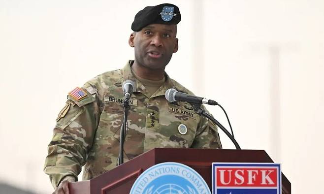 신임 사령관 제이비어 T. 브런슨 장군이 지난해 12월20일 한국 평택 캠프 험프리스에서 열린 유엔사령부, 한미연합사령부, 주한미군 사령부의 지휘권 이양식에서 연설하고 있다. 평택/EPA 연합뉴스