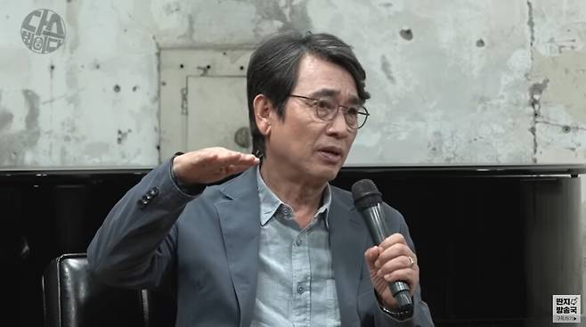 유시민 작가가 5월28일 공개된 유튜브 ‘김어준의 다스뵈이다’에서 발언하고 있다. 유튜브 화면 갈무리