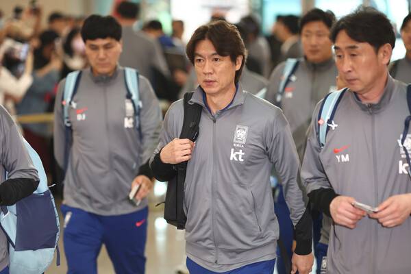 홍명보 대한민국 축구대표팀 감독 등 선수단이 2일 인천국제공항 제1터미널을 통해 이라크로 출국하고 있다. 연합뉴스