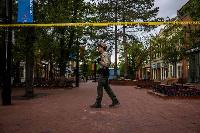 1일 미국 콜로라도주 볼더 시에서 친이스라엘 단체를 노린 테러 공격이 발생한 뒤, 사고가 난 거리 주변을 경찰이 순찰하고 있다. AFP 연합뉴스