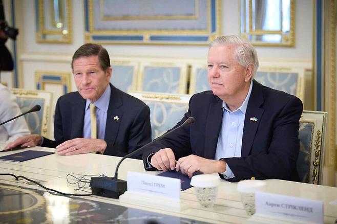 지난달 30일 우크라이나 대통령실이 촬영해 배포한 이 사진에는 미국 상원의원 린지 그레이엄(오른쪽)과 리처드 블루멘솔(왼쪽)이 러시아의 침공이 계속되는 가운데 우크라이나 수도 키이우에서 볼로디미르 젤렌스키 대통령과 회담 중인 모습이 담겨 있다. 키이우/AFP 연합뉴스