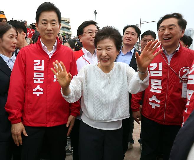 박근혜 전 대통령이 2일 오후 울산 중구 태화강 국가정원을 방문해 시민들에게 인사하고 있다. 연합뉴스