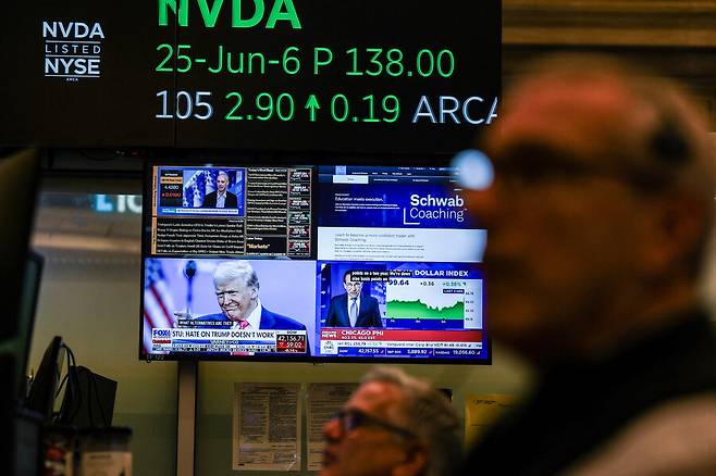 지난 5월30일 미국 뉴욕 증권 거래소의 모니터에 도널드 트럼프 미국 대통령의 모습이 송출되고 있다. REUTERS 연합뉴스