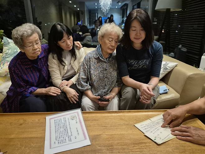 지난달 30일 저녁, 서울 종로구 평창동에 있는 김창희씨 집에서 이모와 조카 사이인 김용애(왼쪽부터), 니콜 창, 최광희, 캐서린 후가 1970년대 후반 대만의 이우숙이 서울의 언니 숙온과 조카 김용애에게 보낸 친필 편지를 꺼내보고 있다. 조일준 선임기자