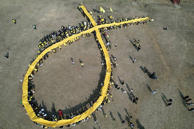 세월호 참사 10주기를 앞두고 전국시민행진을 20일째 진행 중이던 지난해 3월15일 세월호 유가족과 시민들이 경기 안산시 4·16생명안전공원 부지에서 진실마중 퍼포먼스를 하고 있다. 류우종 기자 wjryu@hani.co.kr