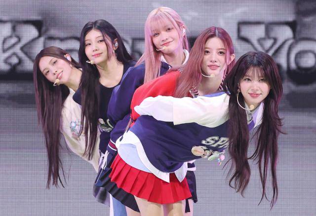 아이돌 그룹 아일릿이 지난해 10월 21일 서울 광진구 예스24라이브홀에서 열린 앨범 공개회에서 수록곡을 선보이고 있다. 연합뉴스