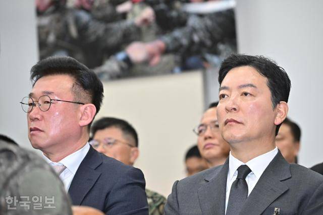 김성훈(오른쪽) 대통령경호처 차장, 이광우 경호본부장이 1월 22일 서울 여의도 국회에서 열린 윤석열 정부의 비상계엄 선포를 통한 내란 혐의 진상규명 국정조사특별위원회 청문회에 참석해 있다. 정다빈 기자