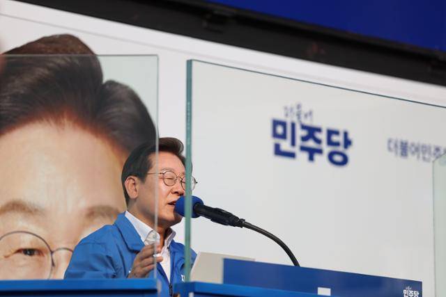 이재명 더불어민주당 대선 후보가 지난달 29일 서울 서초구 고속버스터미널 앞에서 열린 서초구·강남구 유세에서 방탄유리벽으로 보호된 연단에서 연설하고 있다. 연합뉴스