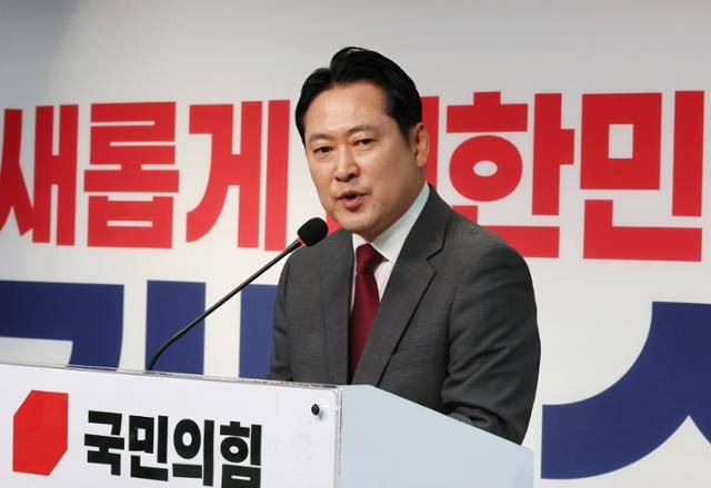 국민의힘 장동혁 선대위 상황실장이 2일 서울 여의도 중앙당사에서 긴급 현안 기자회견을 열고 "세계 3대 투자자로 꼽히는 짐 로저스 로저스홀딩스 회장이 더불어민주당 이재명 대선 후보에 대한 지지 선언을 한 적이 없다"는 보도와 관련해 "대국민 사기극"이라며 비판하고 있다. 연합뉴스