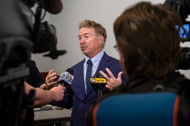 미국 공화당 소속 랜드 폴(켄터키) 연방 상원의원이 지난달 29일 기금 모금 행사가 열린 아이오와주 시더래피즈의 엘름크레스트 컨트리클럽에서 취재진 질문에 대답하고 있다. 그는 도널드 트럼프 미국 대통령이 발주한 공화당 세제·예산 통합 법안 ‘하나의 크고 아름다운 법안’의 가결에 반대한다고 공개적으로 밝힌 인물이다. 시더래피즈=AP 연합뉴스