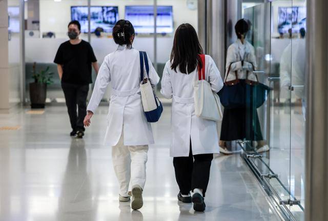 5월 27일 서울시내 대학병원에서 의료진이 이동하고 있다. 뉴시스