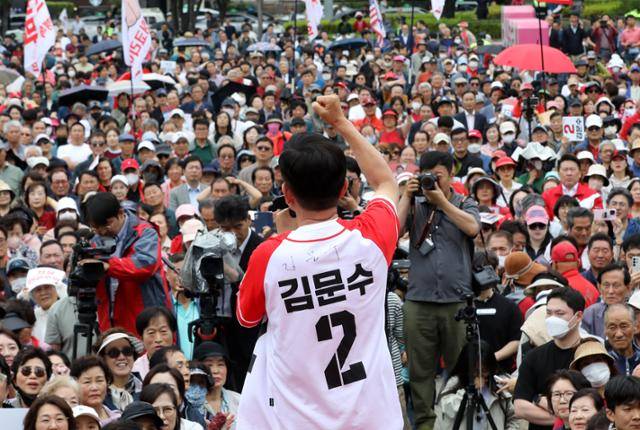 김문수 국민의힘 대선 후보가 제21대 대통령선거 선거일을 하루 앞둔 2일 부산역에서 시민들에게 지지를 호소하고 있다. 연합뉴스