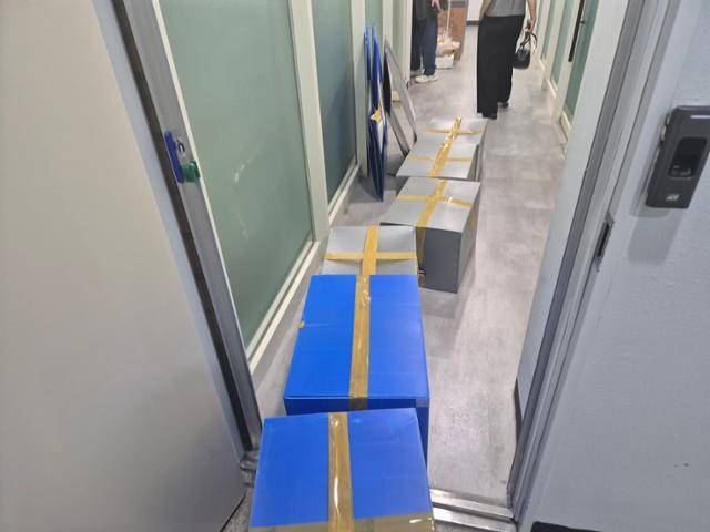 지난달 29일 대구 중구청이 이인성 아루스 다방 기념관 지하 수장고로 옮긴 유품들을 기념사업회 측이 다시 꺼내고 있다. 독자 제공