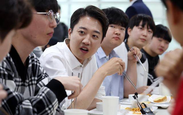 이준석 개혁신당 대선 후보가 2일 경기 시흥시 한국공학대 기술혁신파크 학생식당에서 점심식사를 하며 학생들과 대화를 하고 있다. 뉴시스