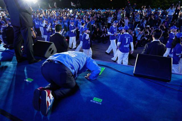 이재명 더불어민주당 대선후보가 2일 오후 서울 영등포구 여의도공원 문화의마당에서 열린 집중유세에서 큰절을 하고 있다. 뉴시스