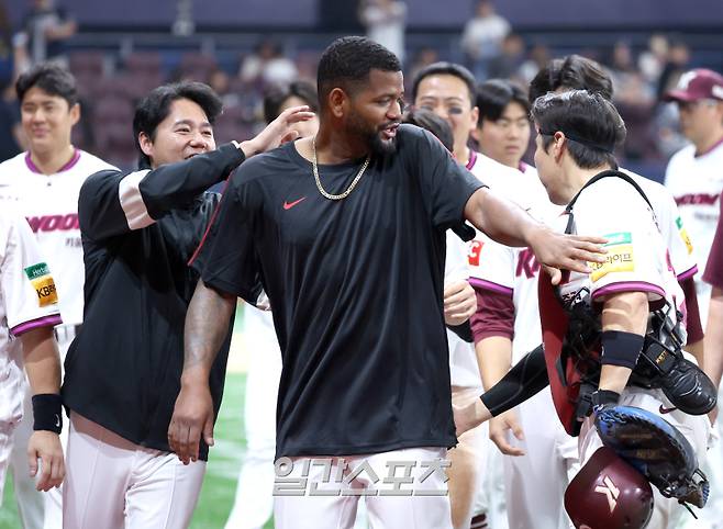 1일 오후 서울 고척스카이돔에서 열린 2025 프로야구 두산과 키움 경기. 키움이 1-0으로 승리했다. 키움 알칸타라가 복귀승을 거두고 동료들로부터 축하받고 있다.. 고척=정시종 기자 capa@edaily.co.kr