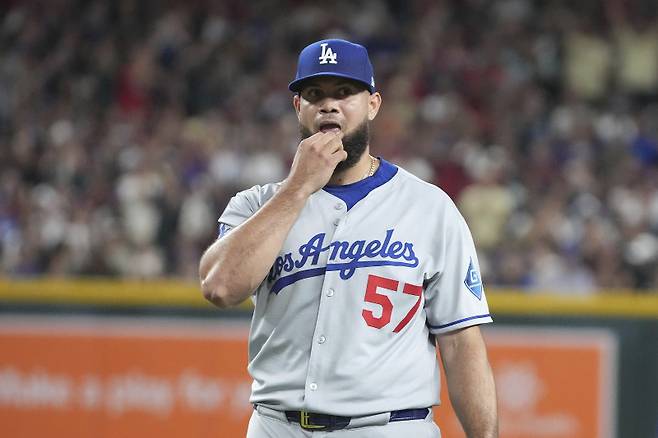 <yonhap photo-3029="">내전근 문제로 전열에서 이탈한 LA 다저스 불펜 투수 루이스 가르시아. [AP=연합뉴스]</yonhap>