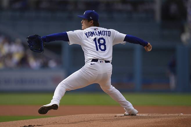 <yonhap photo-2088=""> Los Angeles Dodgers starting pitcher Yoshinobu Yamamoto throws to the plate during the first inning of a baseball game against the New York Yankees, Sunday, June 1, 2025, in Los Angeles. (AP Photo/Mark J. Terrill)/2025-06-02 08:55:47/ <저작권자 ⓒ 1980-2025 ㈜연합뉴스. 무단 전재 재배포 금지, AI 학습 및 활용 금지></yonhap>