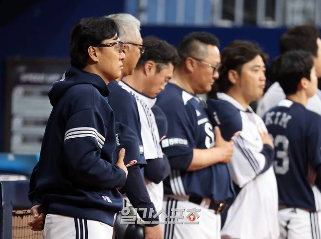 1일 오후 서울 고척스카이돔에서 열린 2025 프로야구 두산과 키움 경기. 두산 이승엽 감독이 경기전 국민의례하고 있다 의 고척=정시종 기자 capa@edaily.co.kr