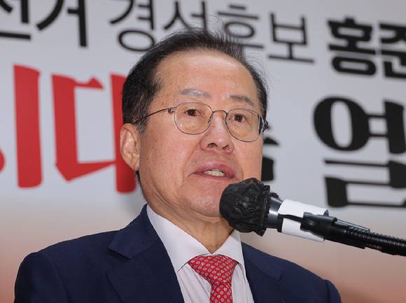 홍준표 전 대구시장이 4월 29일 국민의힘 대선 경선에서 탈락한 직후 서울 여의도 대하빌딩 선거 캠프 사무실에서 정계 은퇴 관련 기자회견을 하고 있다. [사진=연합뉴스]