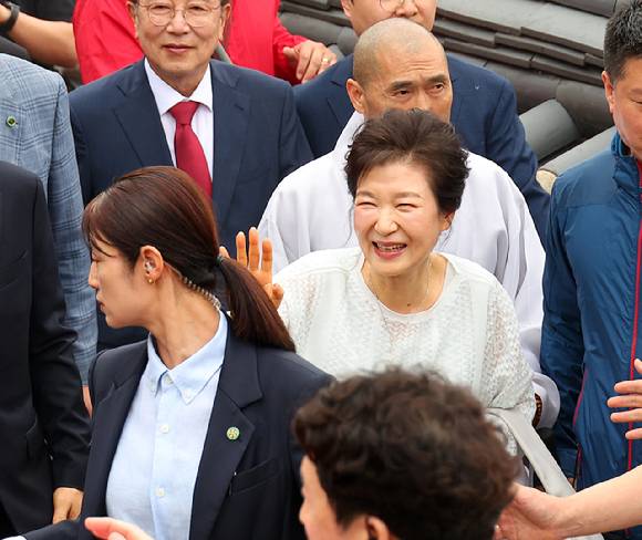 박근혜 전 대통령이 대선을 하루 앞둔 2일 오전 부산 금정구 범어사를 찾아 지지자들에게 인사하고 있다. 박근혜 전 대통령은 이날 부산·울산·경남(PK) 지역에서 공개 일정을 소화했다.  [사진=연합뉴스]
