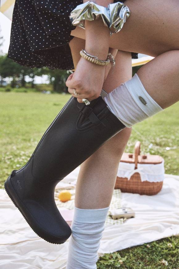 이랜드 오찌의 레인부츠 화보. [사진=이랜드]