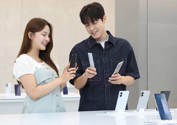 삼성전자의 '갤럭시S25 엣지'를 살펴보는 모델들. [사진=삼성전자]