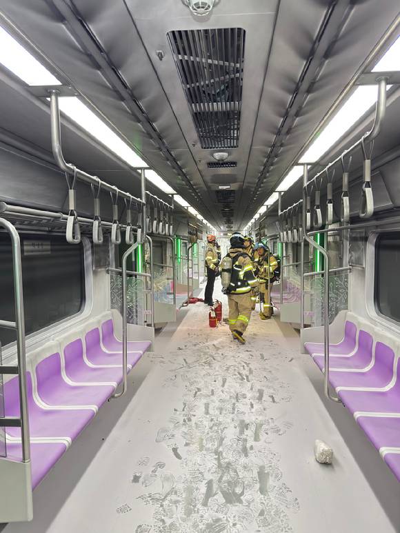 지난달 31일 서울지하철 5호선 열차 안에서 방화로 인해 승객들이 지하 터널을 통해 대피하는 사건이 발생했다. 사진은 서울지하철 5호선 객차 내부의 모습. [사진=영등포소방서]